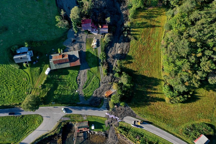 Skredet ble mest sannsynlig utløst av en kombinasjon av vann på avveie og overbelastning av skråning, skriver ekspertgruppen. Foto: Bertelsen & Garpestad