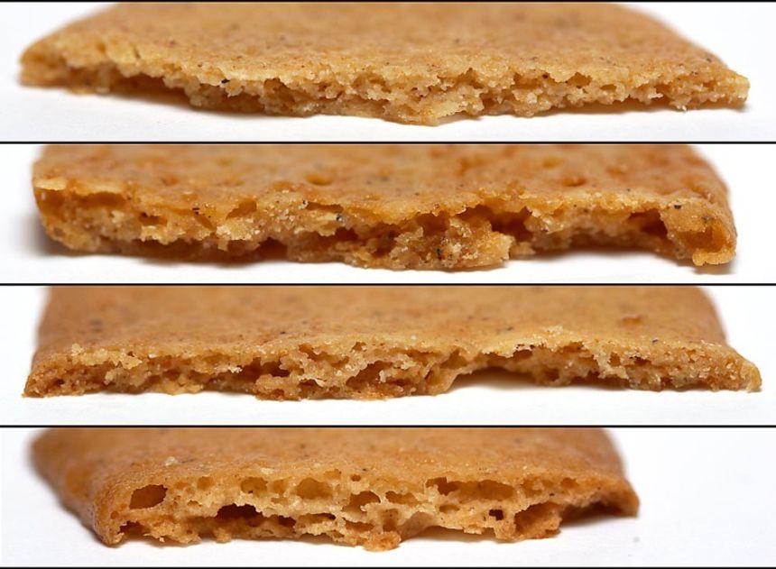 Sirupssnipper med ulike hevemiddel. Fra toppen: bakepulver, hornsalt, natron, blindprøve (uten hevemiddel). Foto:  Naturlegvis/Erlend Krumsvik