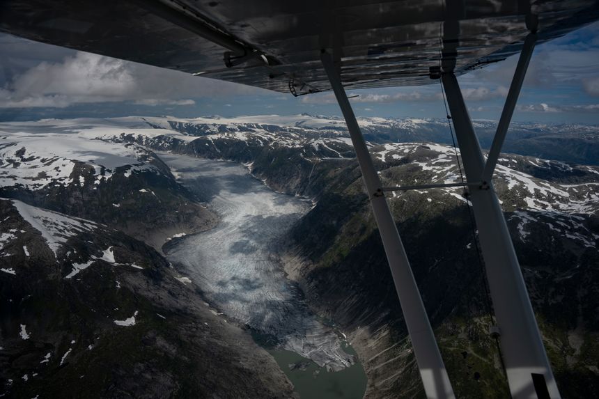 En brearm sett fra Garrett Fishers fly da han var i Norge i sommer. Foto:  Bram Janssen