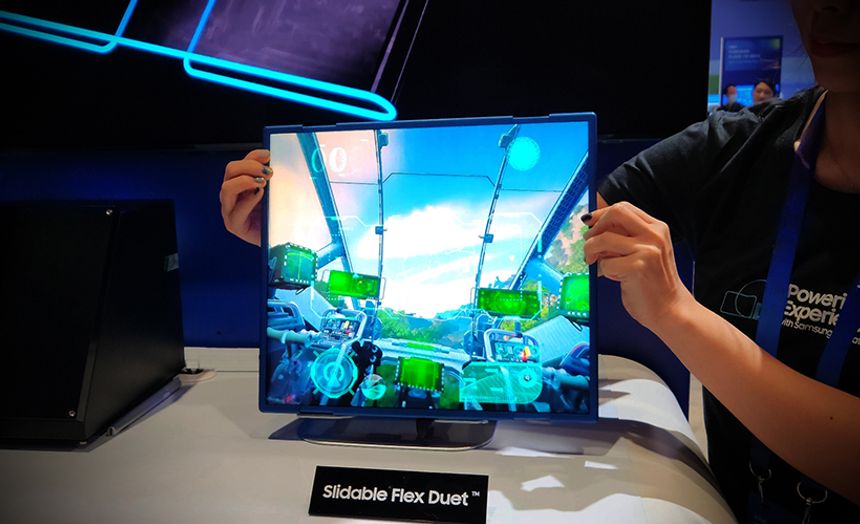 Samsung viste også frem en 17-tommers skjerm som kan rulles ut på sidene. Foto: Samsung