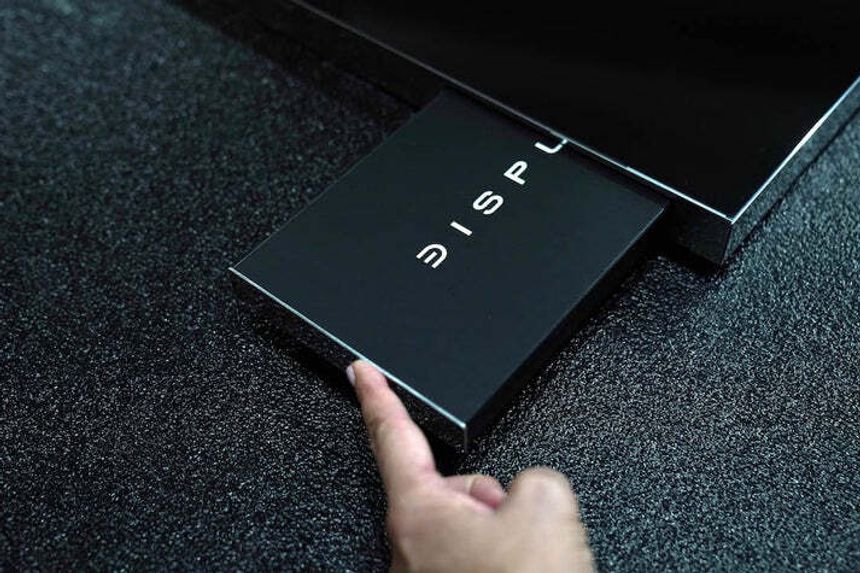 TV-en kommer med egne batterier som skal være enkle å skifte ut. Foto: Displace TV.
