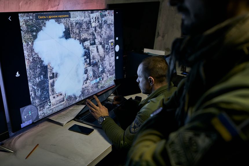 Ukrainske soldater følger overføringen fra en drone over Donetsk. Foto: Libkos/AP/NTB