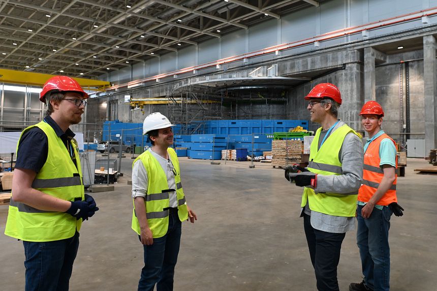 Bak de blå blokkene skal nøytronene produseres og føres ut til eksperimenter som skal bygges her i hallen. Foto: Hilde Lynnebakken/UiO