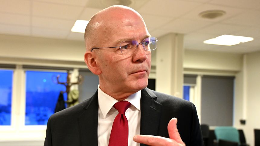 Advokaten Christian Lundin sier seg ikke enig med aktoratet i at det ikke kan foreligge systemfeil fra Forsvarets side under rettssaken mot vaktsjefen om bord på fregatten KNM Helge Ingstad i Hordaland tingrett. Foto:  Marit Hommedal/NTB