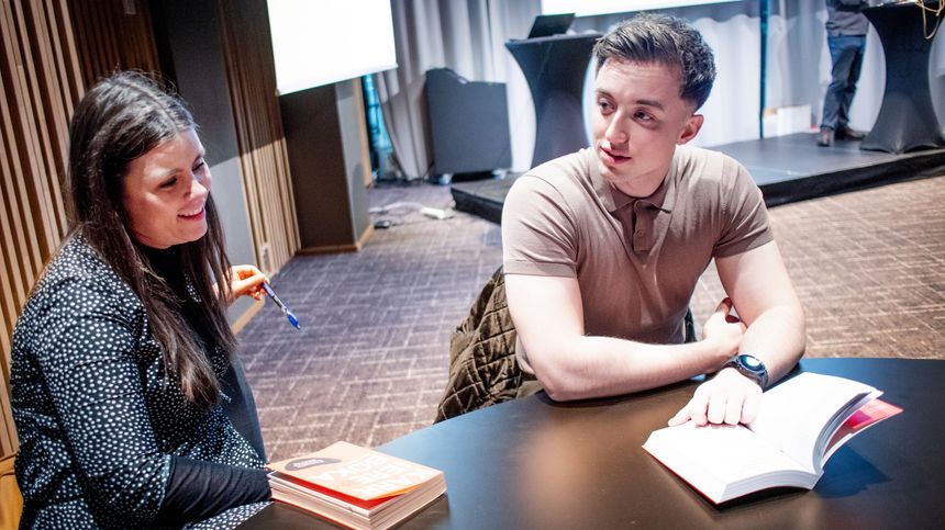 – Akkurat nå er det arbeidstakers marked, så det er mye folk på Linkedin som vil ha tak i deg, sier kursdeltaker Kristoffer Dagestad (t.h.). Han og Martine Lysebo (t.v.), begge 26-årige IT-konsulenter i Capgemini, <a href="https://www.tu.no/artikler/sa-at-generasjon-z-matte-ledes-pa-en-annen-mate-de-har-en-helt-annen-holdning-til-fritid/525135?p=a3e4a2d5">forteller til TU</a> at de bare delvis kjenner seg igjen i beskrivelsen av deres egen generasjon Z. Foto: Tia Karlsen