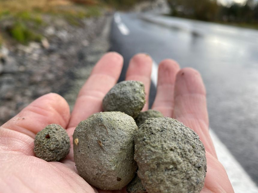 Dette er resirkulert betongslam som blir brukt til veibygging. Foto: Christian John Engelsen/Sintef