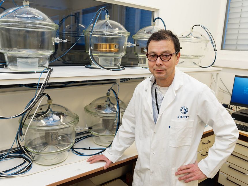 Sintef-forsker Christian John Engelsen forsker på betong både på laboratoriet i Oslo og på nybygde gulv i Mumbai. Foto: Georg Mathisen/Gemini.no
