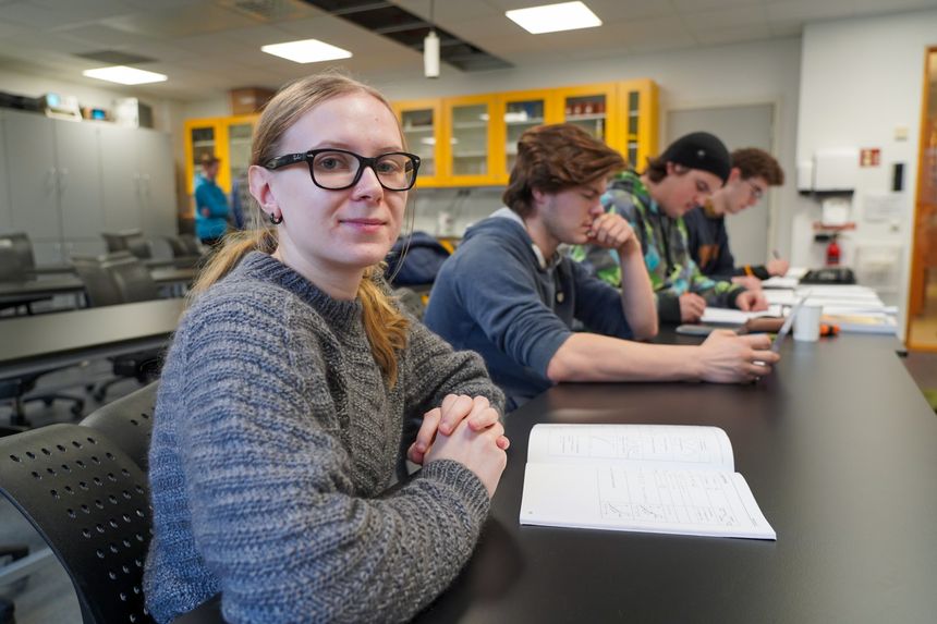 Pia Sømme er eneste jenta blant 10 gutter i YSK fjerde klasse i Sauda. Hun har læreplass i kjemi- og prosessfaget hos Norsk Stein. Få jenter har hittil søkt om opptak til denne linja, men skolen har noen på hvert årstrinn. Til høyre for Pia sitter klassekameratene Bjørn Eirik Drarvik, Vebjørn Knutsen og Ådne Høiland. Foto:  Thomas Førde