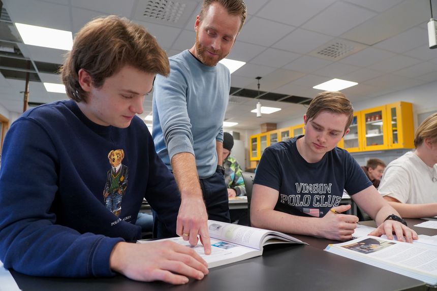 Kjemilærer Ola Bjelland bidrar til løsning av oppgaver sammen med Sander Joa til venstre og Martin Fisketjønn til høyre. Foto:  Thomas Førde