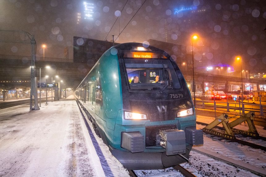 Toget kjørte fram og tilbake gjennom natten, men avsluttet før morgenrushet. Foto: Heiko Junge/NTB