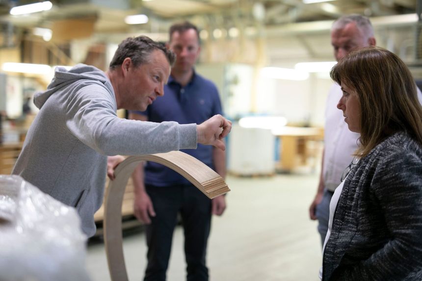 Litt av teamet i arbeid. Fv: Trond Svendsen fra Måndalen Trevare, Håkon Stokke Sæther fra Recticel, Hege Rønning fra J.O. Moen Miljø AS og Lars Stenerud fra Wonderland. Foto:  Elin Herjehagen