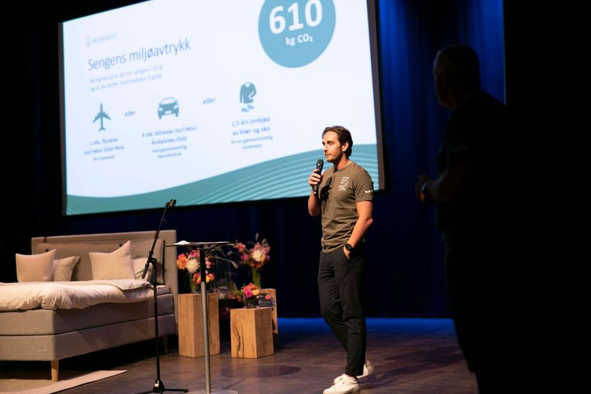 Forsker Mathias Irgens i Sintef presenterer resultatene fra livsløpsanalysen på konferansen «Fremtidens søvn» i Åndalsnes. Foto:  Sintef