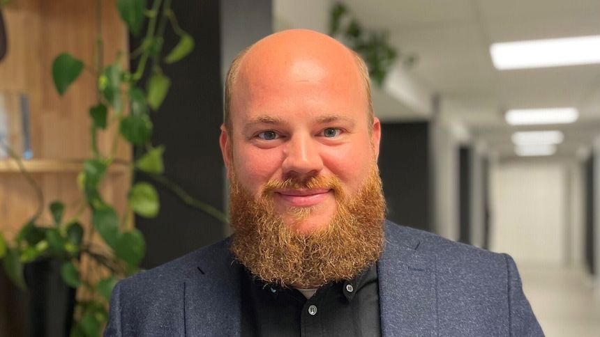 Nå er de elektriske personbilene så gode at splitter nye forurensende biler ikke lenger har noe i nybilsalget å gjøre, sier Erik Lorentzen, fagsjef i Norsk elbilforening. Foto: Norsk elbilforening
