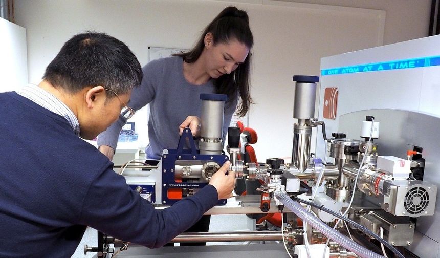 Yanjun Li og Hanne Søreide med APT-maskinen. Foto:  Per Henning/NTNU