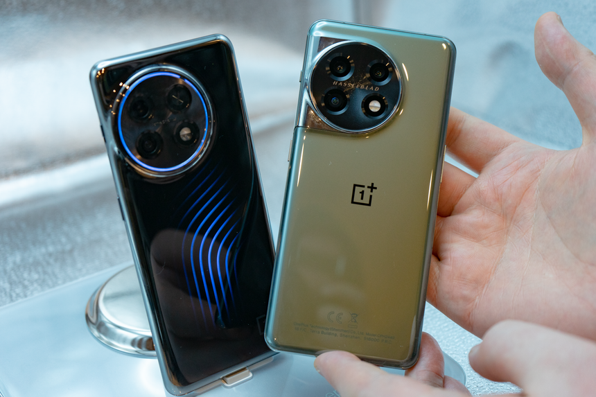 Oneplus Concept 11 (t.v.) er svært lik Oneplus 13 Pro. Her er det hovedsakelig kjøleløsningen som skiller de to telefonene Foto: Oskar Hope-Paulsrud