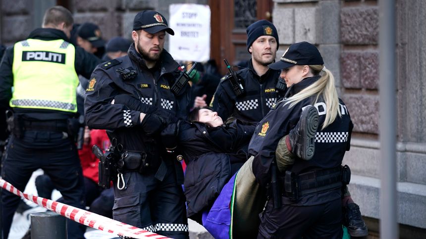 Politiet fjernet aksjonister fra Natur og ungdom og Norske Samers Riksforbund Nuorat mandag etter at aksjonistene blokkerte inngangene til Olje- og energidepartementet. Foto: Stian Lysberg Solum/NTB