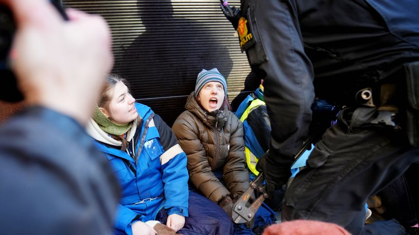 Flere demonstranter lenket seg fast. Politiet stilte med avbitertang. Foto:  Eirik Helland Urke