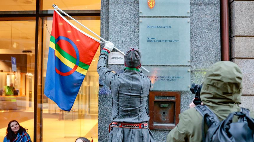 Aksjonister fra Natur og ungdom og Norske Samers Riksforbund Nuorat utenfor inngangen til Klima- og miljødepartementet. Aksjonistene demonstrerer i protest mot at vindturbinene på Fosen, som Høyesterett har sagt at er ulovlige, ikke er revet. Foto: Alf Simensen/NTB