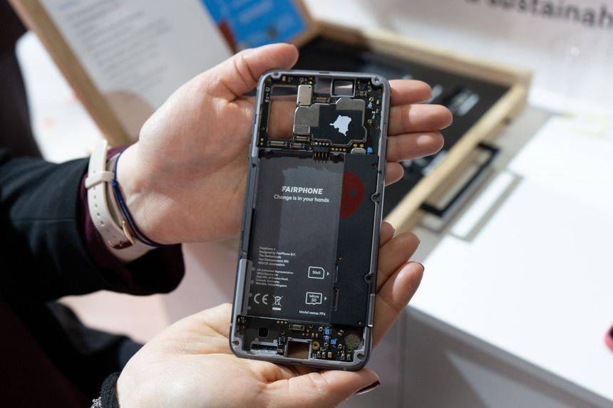 Ved å fjerne 20 skruer kan Fairphone brytes ned til kun skallet og hovedkortet Foto: Oskar Hope-Paulsrud