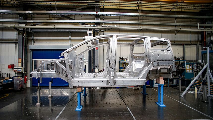 En eventuell kjøper får med rubbel og bit, inkludert prototyper og deler som er produsert. Foto: Sono Motors