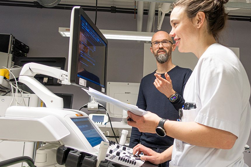 Før lanseringen sist høst ble Adapt-teknologien testet ved sykehus over hele verden. Her klargjør stipendiat Marlene Halvorsrød skanneren for en klinisk forskningsstudie på pasienter som nylig har hatt hjerteinfarkt. Foto:  Sølvi W. Normannsen/Gemini