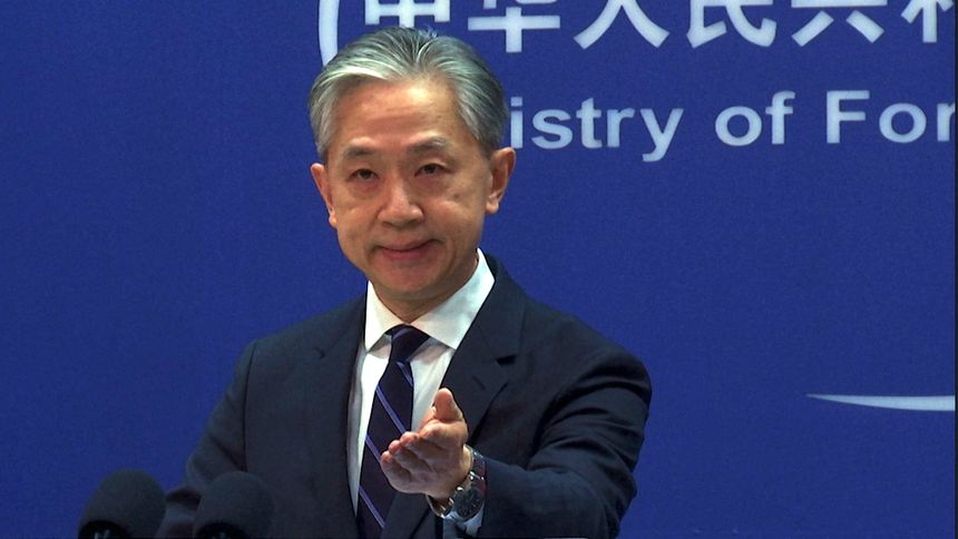 Talsmann for Kinas utenriksdepartement på en pressekonferanse. Foto:  Liu Zheng/AP/NTB