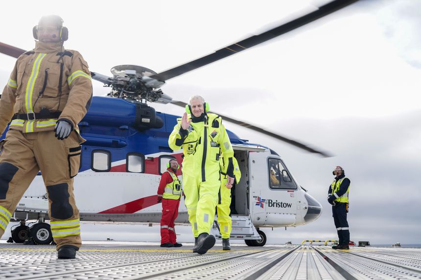 Statsminister Jonas Gahr Støre landet på Troll-plattformen i Nordsjøen fredag formiddag. Med på turen er også EU-kommisjonens president Ursula von der Leyen og Nato-sjef Jens Stoltenberg. Foto: Ole Berg-Rusten/NTB