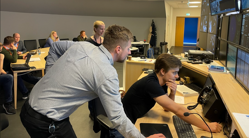 Stipendiat Erlend Erstad saman med figurant Einar Johan Lukkassen frå NTNU vurderer responsen frå brua. Stipendiat Marie Haugli-Sandvik saman med andre deltakarar og observatørar gjer klar for spelet vidare. Foto: Eli Anne Tvergrov/NTNU