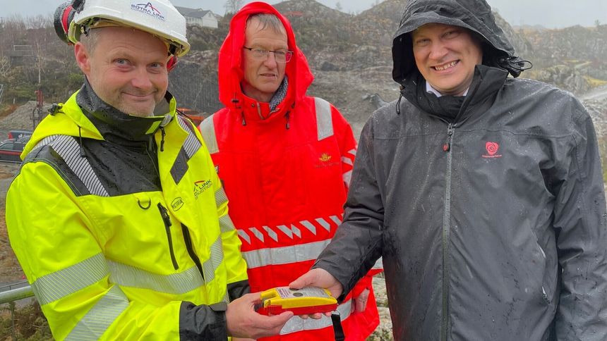 Det første spadestikket ble gjennomført i form av ei sprengsalve. Samferdselsminister Jon-Ivar Nygård fikk æren av å utløse den første salven. Foto: Kristoffer Rød-Lindberg/Samferdselsdepartementet