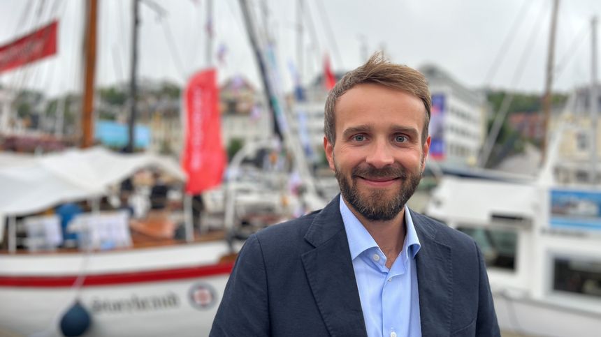 Næringsminister Jan Christian Vestre minner om at klokka skal stilles en time fram natt til søndag. Foto:  Foto