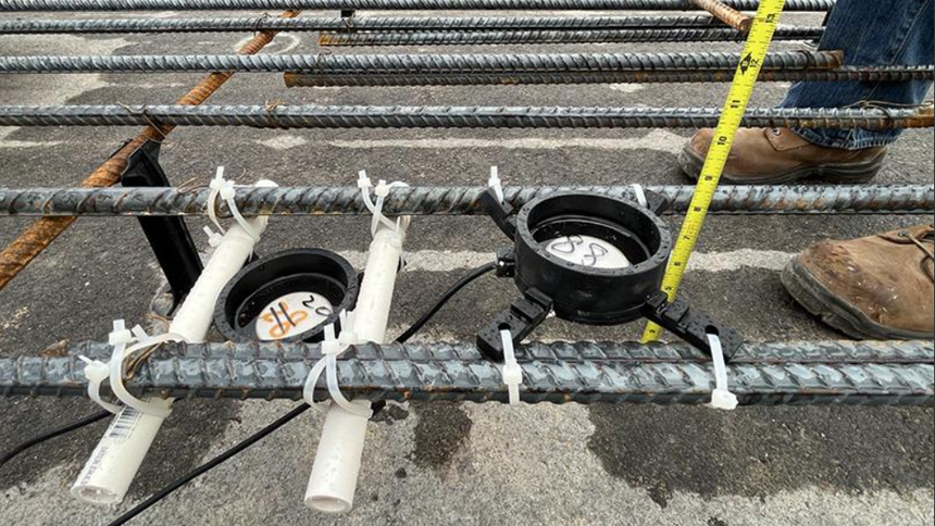 Sensoren, som måler og logger data om betongstyrken, er ifølge forskere ved Purdue University mer presis enn anslag basert på laboratorietester. Foto: Purdue University