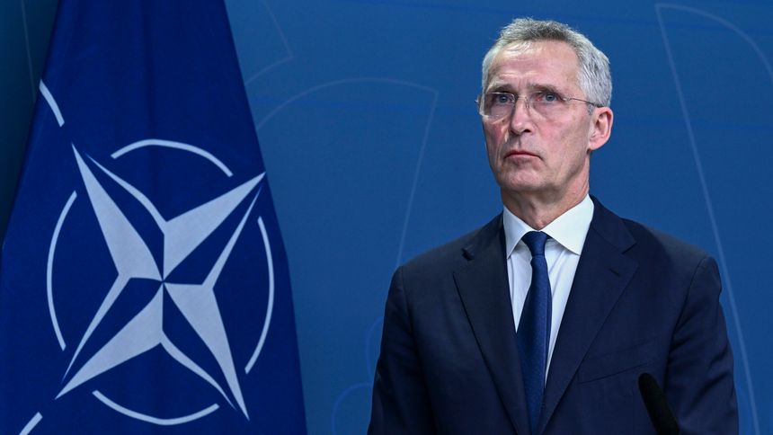 Natos generalsekretær Jens Stoltenberg advarer medlemslandene mot å slutte opp om FN-traktaten som forbyr atomvåpen og viser til at slike våpen inngår i forsvarsalliansens strategiske konsept. Foto: TT/AP/NTB