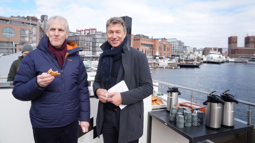 Statsminister Jonas Gahr Støre og energiminister Terje Aasland koste seg med svele da havvind-lisensene ble utlyst. Nå er det klart at fem selskaper kan delta i auksjonen i mars. Foto:  Eirik Helland Urke