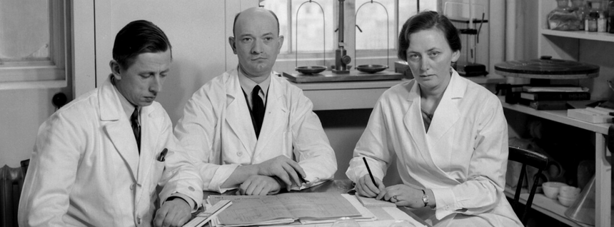 Jørgine Stene (Sørensen) (1905-1997) ble uteksaminert fra NTH i 1929. I flere år var hun forskningsassistent i teknisk-organisk kjemi på NTH der hun studerte vitamin A i fisk. Senere ble hun kjemiker ved Nidar sjokoladefabrikk (etablert i 1912). Hun var blant annet med på å utvikle sjokoladen Stratos. Da hennes mann Nils Andreas Sørensen ble professor i kjemi ved NTH sluttet hun ved sjokoladefabrikken for å jobbe sammen med ektemannen. I 1938 reiste de til Heidelberg for å jobbe med Richard Kuhn som året etter fikk nobelprisen i kjemi. Stene Jørgensen studerte her stoffet astaxanthin, kjent for å gi laks og hummer sin karakteristiske rødfarge. Foto:  Schrøder/Trøndelag folkemuseum