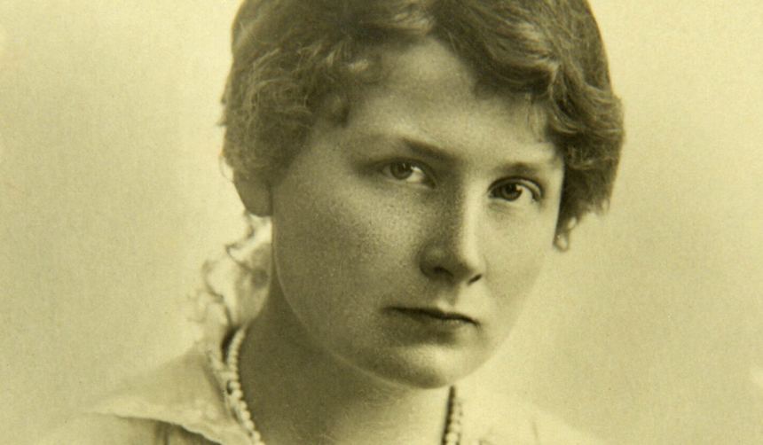 Margot Dorenfeldt (1895-1986) ble uteksaminert fra NTH i 1919. Faren var ingeniør, moren hadde fulgt kjemiundervisning. Dorenfeldt ble i 1920 amanuensis ved Det kongelige Frederiks Universitet (Universitetet i Oslo), der hun forsket på atomvekten til grunnstoffet klor (Cl). I korte perioder jobbet hun som stedfortredende sjefkjemiker ved Tofte cellulosefabrikk sammen med ektemannen Eugen Holtan. I 1946 ble hun ansatt i Industridepartementet, hvor hun senere ble byråsjef for Treforedlingskontoret. Foto:  NTNU Universitetsbiblioteket