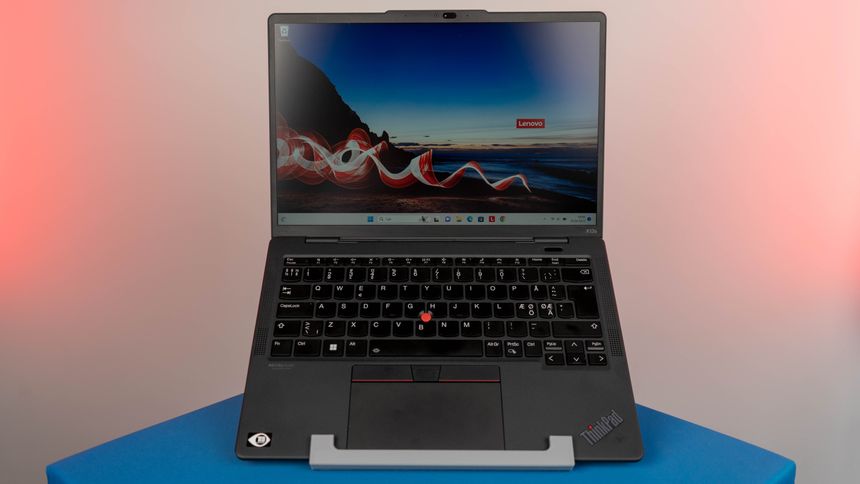 På grunn av Arm-prosessoren har Lenovo ThinkPad X13s lang batteritid, men dårligere programvarestøtte enn tilsvarende maskiner som har en x86-prosessor Foto: Oskar Hope-Paulsrud