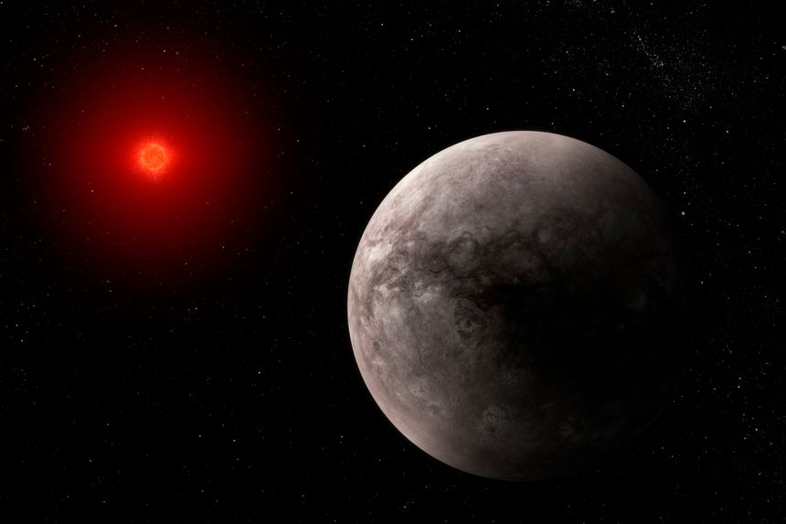 Denne illustrasjonen levert av European Space Agency viser hvordan eksoplaneten TRAPPIST-1 b kan se ut. 27. mars 2023 opplyste forskere at Webb-romteleskopet ikke har funnet noen bevis for en atmosfære på denne innerste av de sju planetene på størrelse med jorden som kretser rundt den nærliggende stjernen, kalt Trappist. Illustrasjon: NASA via AP / NTB