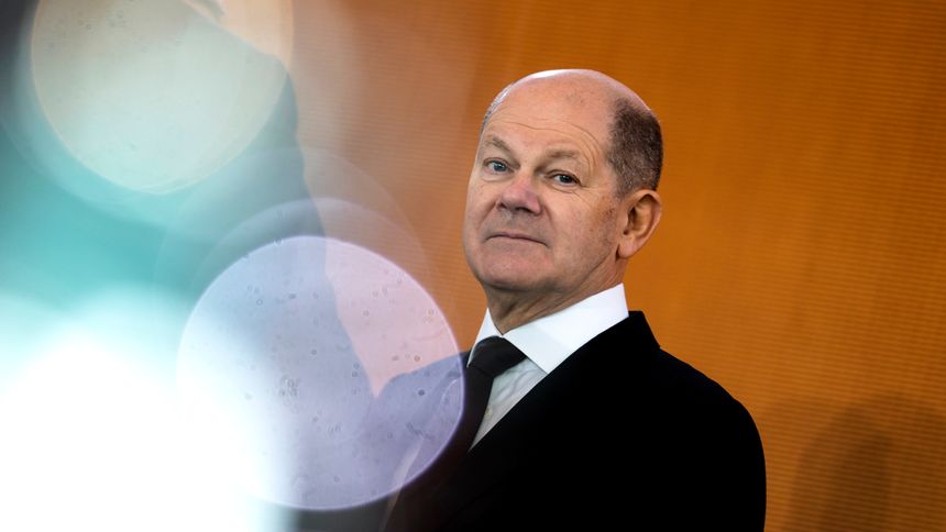 Den tyske statsministeren Olaf Scholz står fast på nedstengningen av Tysklands siste atomkraftverk til tross for kritiske røster. Foto:  Markus Schreiber/AP/NTB