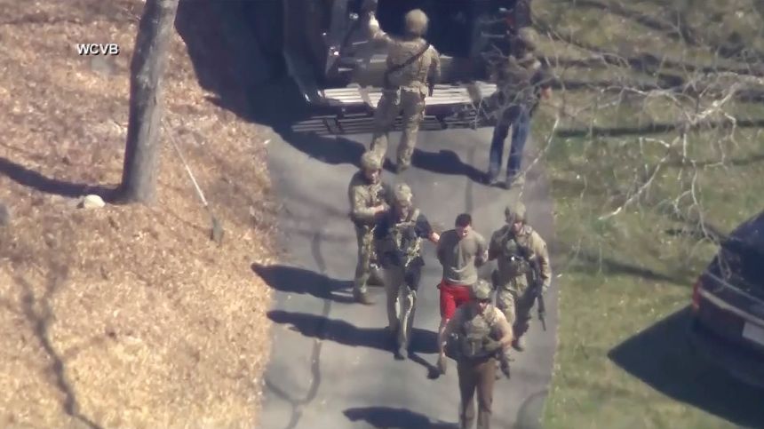 Dette stillbildet fra den lokale TV-stasjonen WCVB viser pågripelsen av Teixeira i grå t-skjorte og rød shorts. Foto: WCVB-TV / AP / NTB