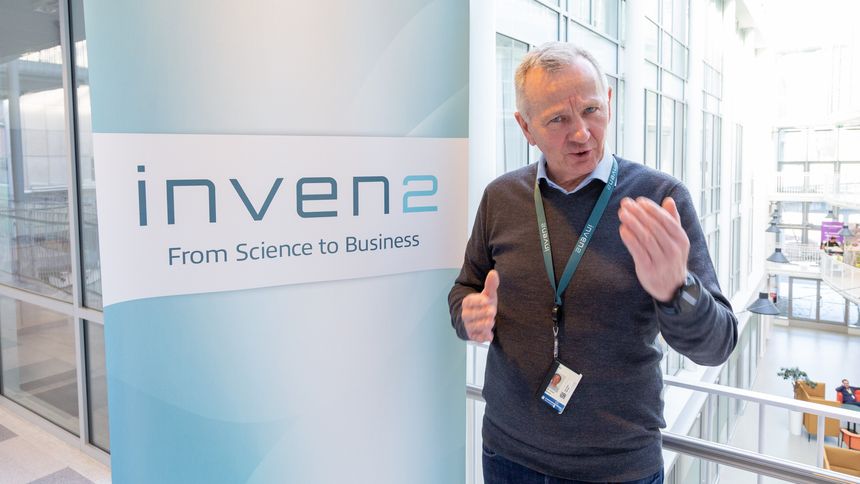 «Av 10 000 medisinske ideer blir 1000 vurdert som gode, 100 blir til prosjekter, 10 av prosjektene starter klinisk utprøving og ett produkt når markedet.», oppsummerer Inven2-direktør Ole Kristian Hjelstuen i læreboken «Samfunnsfarmasi». Foto: Yngve Vogt/Apollon