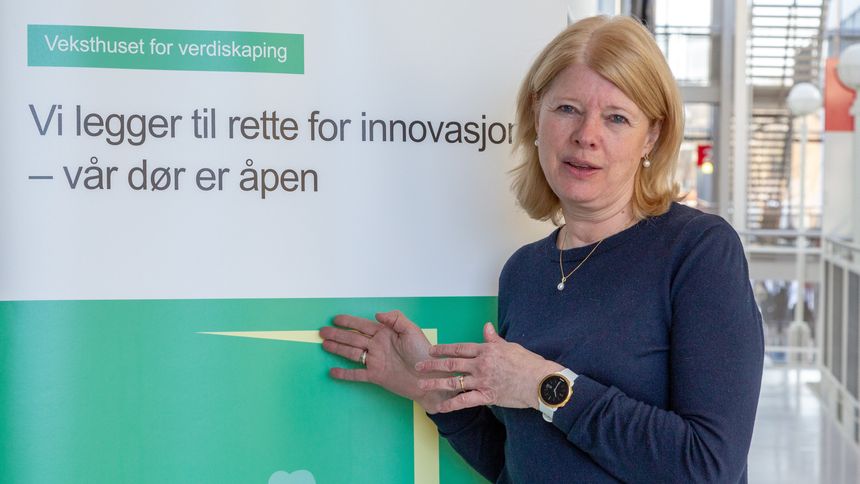 Hilde Nebb hjelper forskere med å tenke innovasjon i tidlig fase. Hun veileder også forskerne om det kan være lurt å patentere resultatene før de publiseres i vitenskapelige tidsskrifter. – Det er viktig å sikre rettighetene, påpeker hun. Foto: Yngve Vogt/Apollon