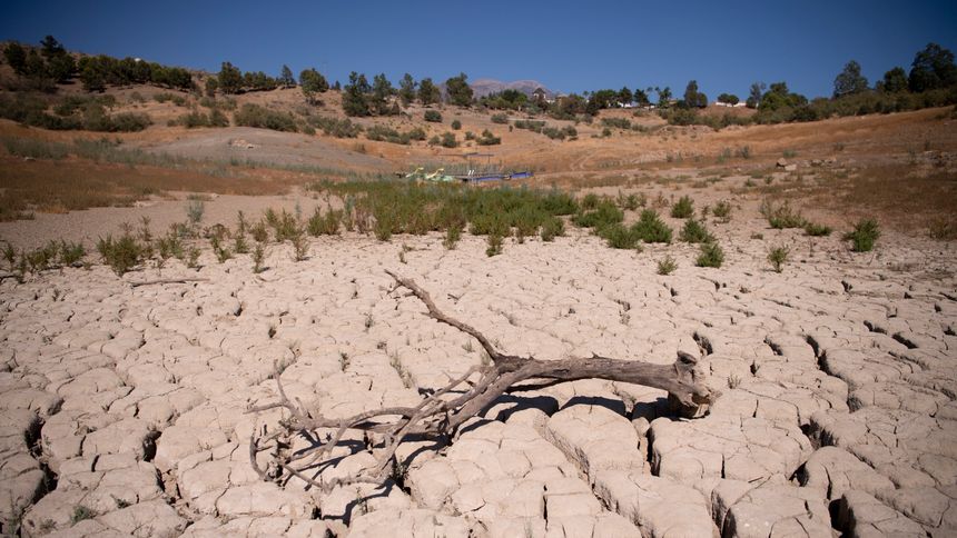 Dette er fra fjorårets tørkesommer i Spania og viser det tørkerammede vannreservoaret La Vinuela nær Malaga. Foto:  Jorge Guerrero/EU-kommisjonen/AFP