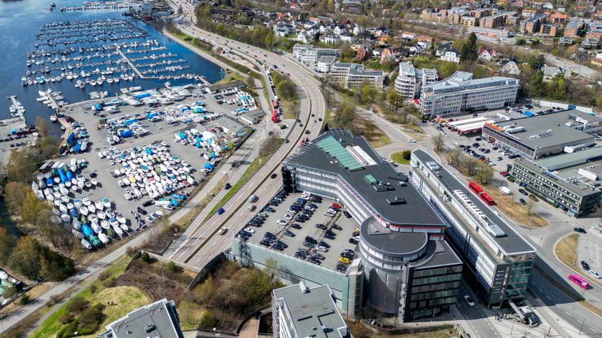 Dronebilde av Sjølyst ved Bestumkilen som dekkes delvis av Bygdøylokket. Her renner Hoffselva, som skal legges i nye rør, ut. Foto: Gorm Kallestad/NTB