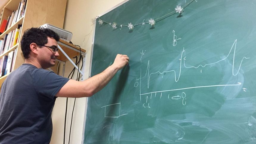 – Med vår teknikk kan vi studere elektronenes bevegelser dobbelt så lenge som tidligere, forteller Antoine Camper. Foto: Lillian Smestad/UiO