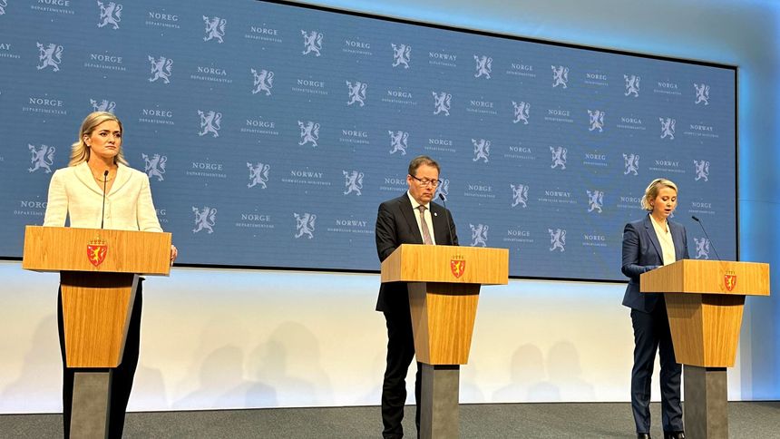 Justis- og beredskapsminister Emilie Enger Mehl (f.v.) og forsvarsminister Bjørn Arild Gram mottar Nasjonal sikkerhetsmyndighets rapport sikkerhetsfaglige råd under en pressekonferanse i Marmorhallen i Oslo. Til høyre NSM-direktør Sofie Nystrøm. Foto: Marius Bråta Jørgenrud