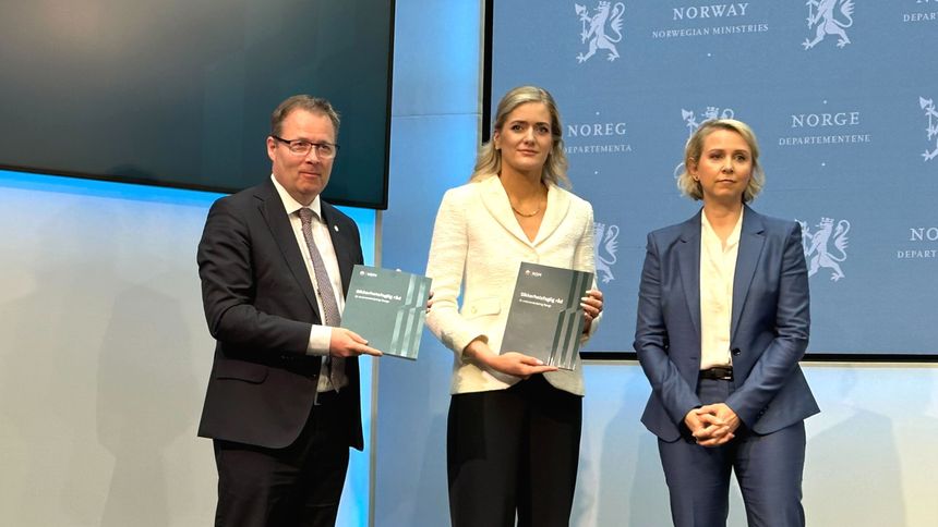 Justis- og beredskapsminister Emilie Enger Mehl og forsvarsminister Bjørn Arild Gram mottar Nasjonal sikkerhetsmyndighets rapport sikkerhetsfaglige råd av NSM-direktør Sofie Nystrøm (t.h.). Foto: Marius Bråta Jørgenrud