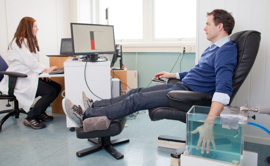 Testing av smertetoleranse skjer ved å senke hånden ned i iskaldt vann. Foto:  Stina Grønbech/Tromsøundersøkelsen