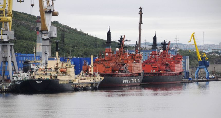 Utrangerte atomisbrytere ved atombasen i Murmansk. Her Rossiya og Sovetskiy Soyuz, som ble bygget på 1980- og 90-tallet. Bak isbryterne ligger lagerskipet for radioaktivt brukt brensel, Imandra. Foto:  Norvald Kjerstad
