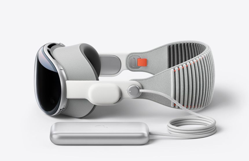 Apple Vision Pro kommer med et batteri som skal holde til to timers bruk, men de kan naturlig nok også plugges inn. Foto: Apple