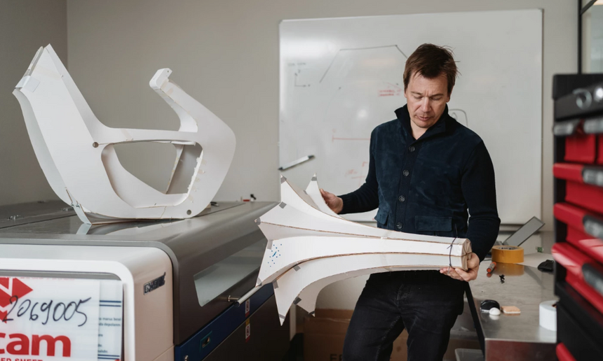 Tue Beijer med en prototyp på Stilrides vindkraftfundament i stål. Foto:  Tobias Ohls/Ny Teknik